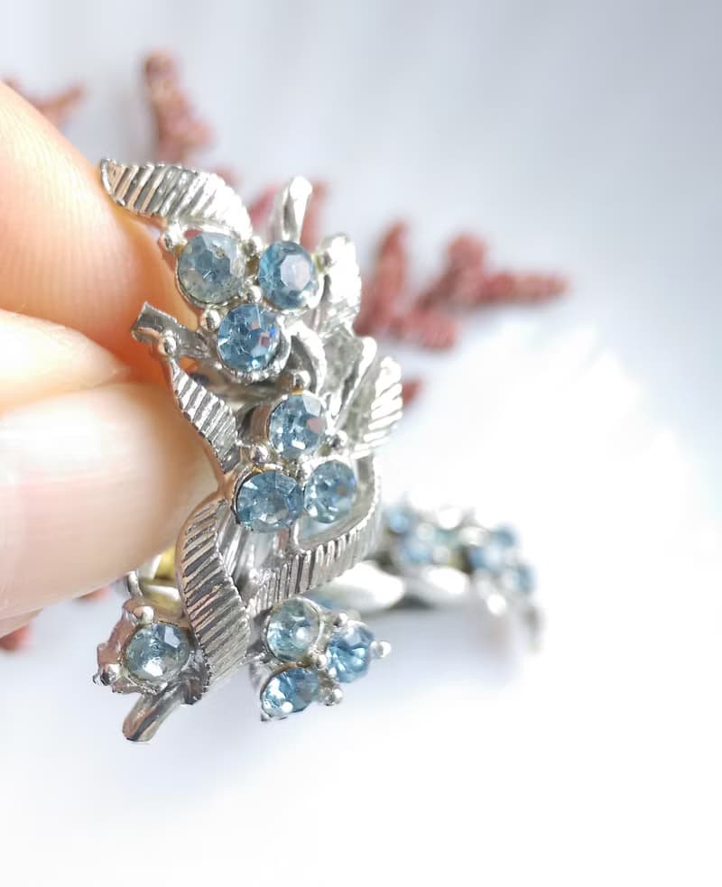 【西洋古董飾品 】立體 對稱 冰沁花形  夾式耳環