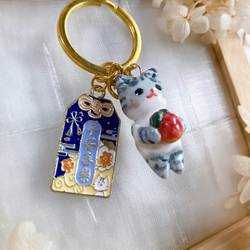 生日禮物【手作吊飾】灰虎斑貓抱蘋果 綴平安喜樂御守配件 陶藝