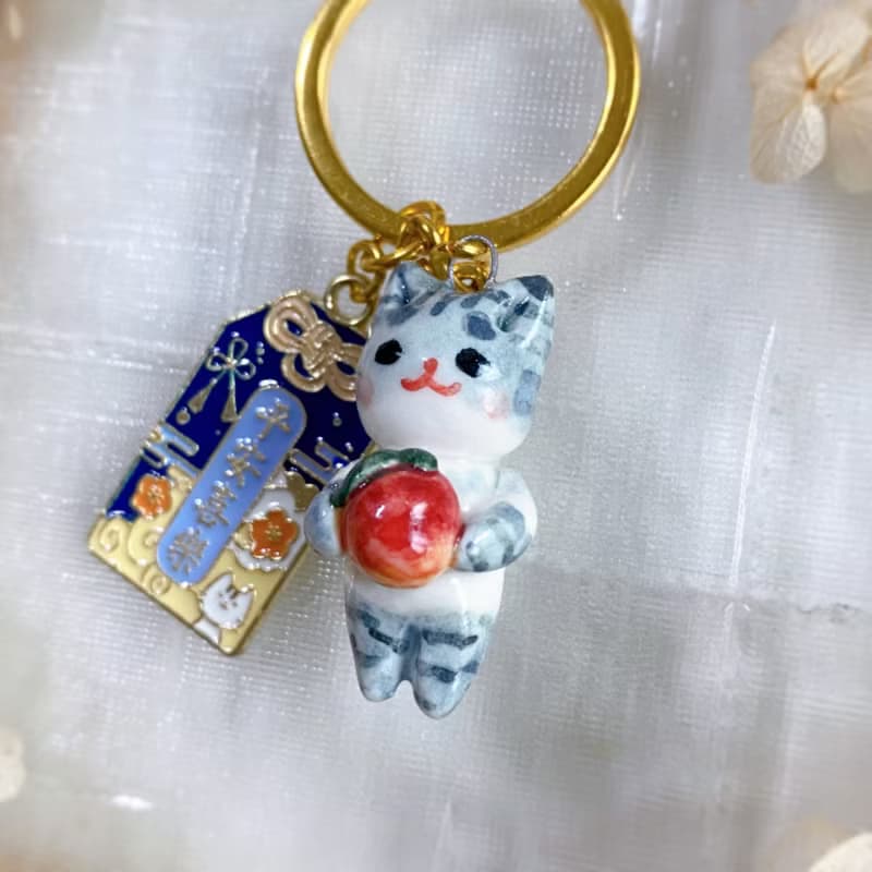 生日禮物【手作吊飾】灰虎斑貓抱蘋果 綴平安喜樂御守配件 陶藝