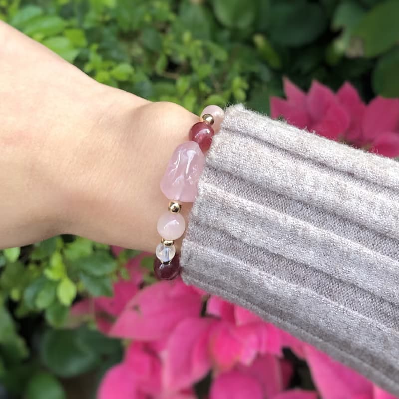 粉晶兔、草莓晶、櫻花瑪瑙、月光石 好運兔天然石手鍊