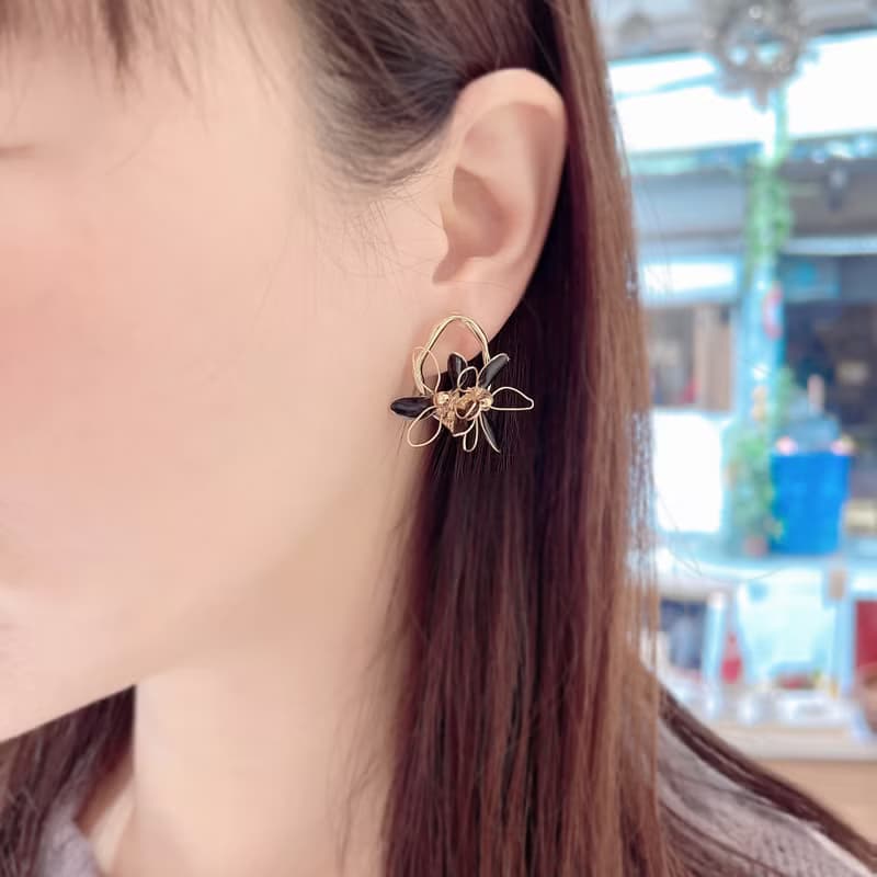 1KM 黑巧糖雙•經典黑白樹脂花耳環