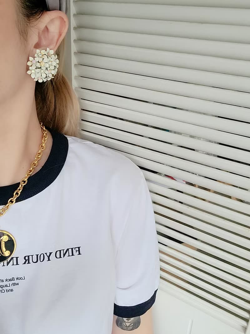美國西洋古董飾品 / KRAMER大型白色釉質花簇古董夾式耳環