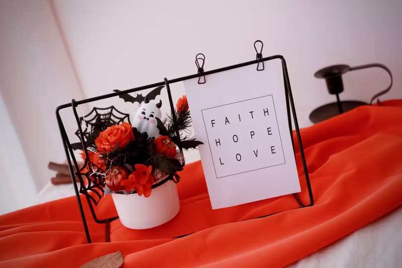 惡魔的微笑。桌禮 永生花 節慶 萬聖節 鞦韆