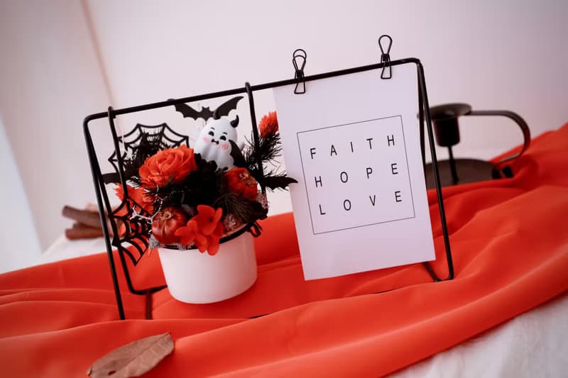 惡魔的微笑。桌禮 永生花 節慶 萬聖節 鞦韆