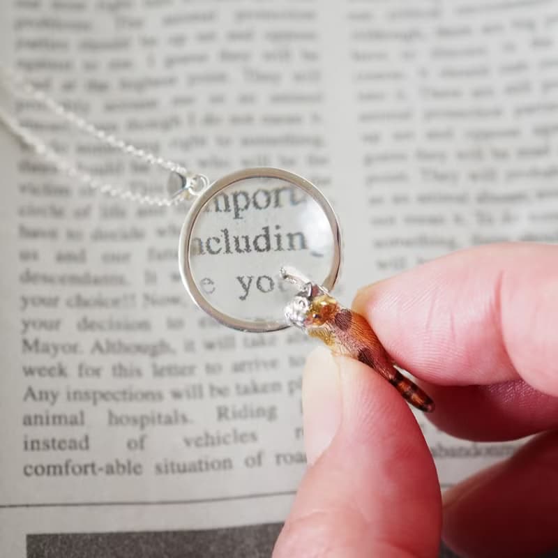 おしゃべり猫ミニルーペペンダント