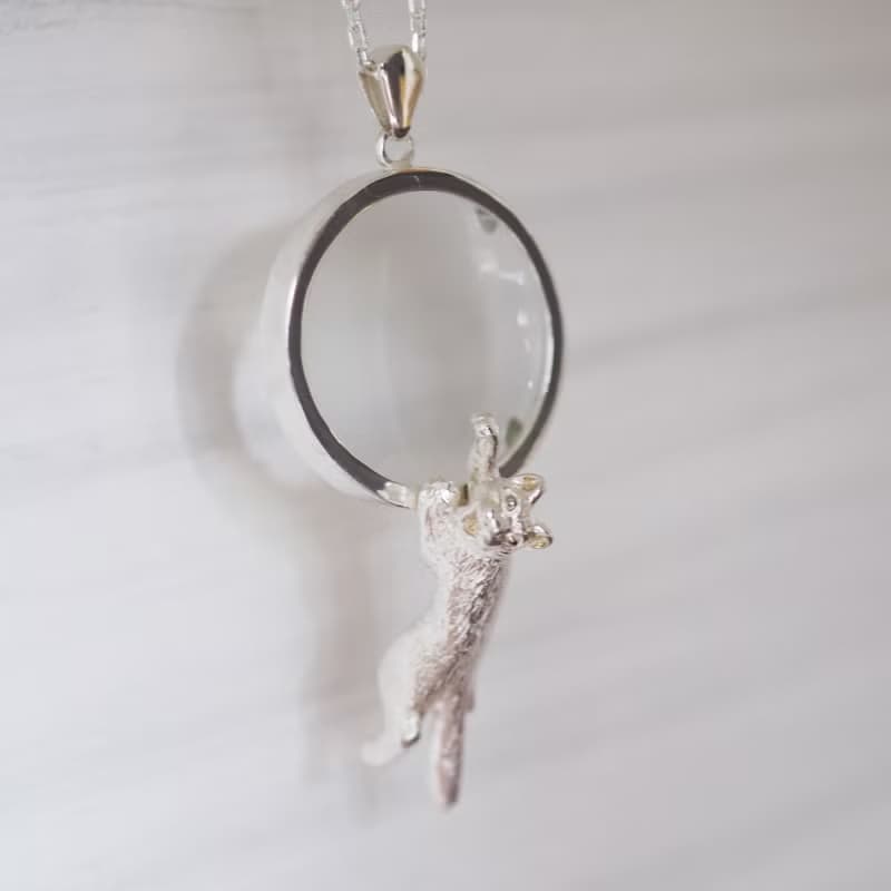 おしゃべり猫ミニルーペペンダント