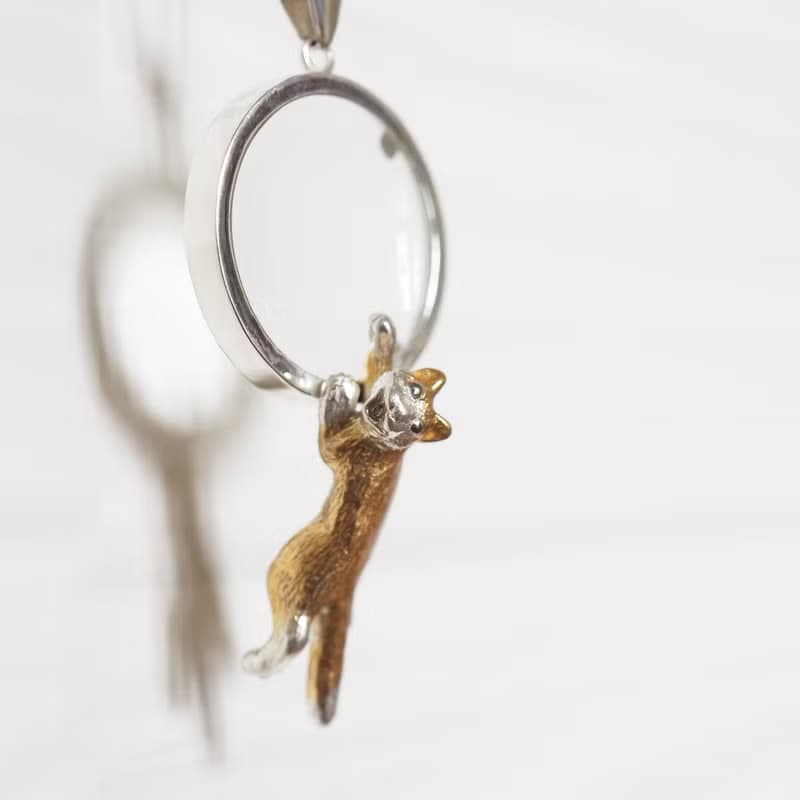 おしゃべり猫ミニルーペペンダント