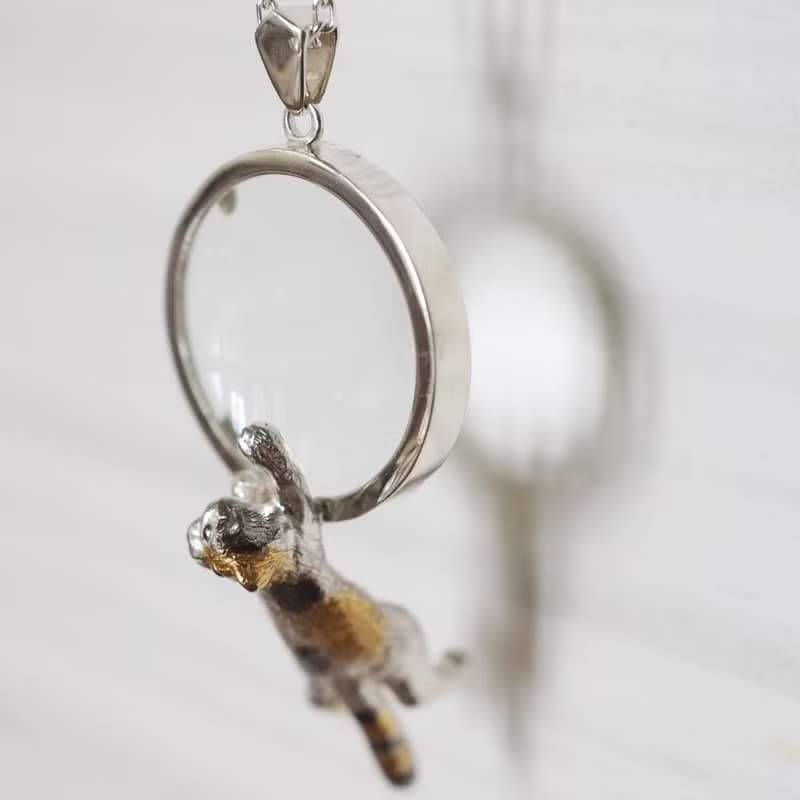 おしゃべり猫ミニルーペペンダント