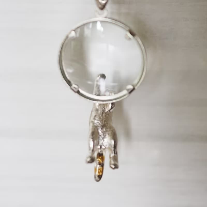 おしゃべり猫ミニルーペペンダント