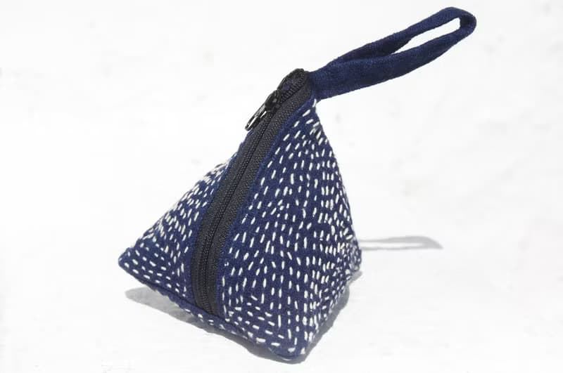 情人節禮物 母親節禮物 限量手工 手工藍染刺繡零錢包 / 收納包 / 小包 / 雜物包 / 耳機收納袋 / 悠遊卡套 - 藍色的隨想 indigo藍染手工刺繡包