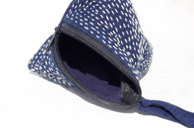 情人節禮物 母親節禮物 限量手工 手工藍染刺繡零錢包 / 收納包 / 小包 / 雜物包 / 耳機收納袋 / 悠遊卡套 - 藍色的隨想 indigo藍染手工刺繡包