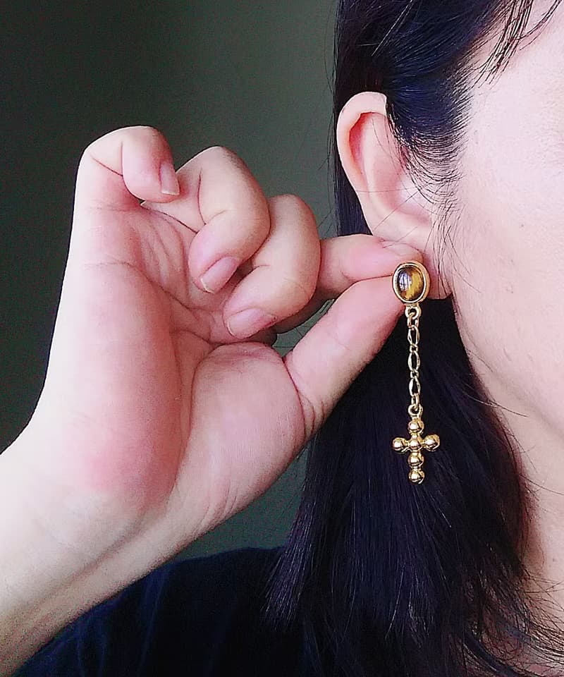 Vintage Jewelry 西洋古董飾品 小虎眼 垂墜金十字  針式耳環