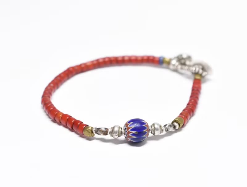 シェブロンビーズと、飴色ホワイトハーツ、oldチンシルバーとオリッサブラス、oldインドシルバーチャームのブレス