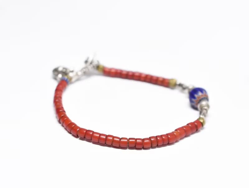 シェブロンビーズと、飴色ホワイトハーツ、oldチンシルバーとオリッサブラス、oldインドシルバーチャームのブレス