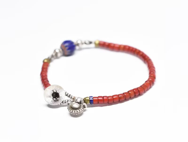 シェブロンビーズと、飴色ホワイトハーツ、oldチンシルバーとオリッサブラス、oldインドシルバーチャームのブレス