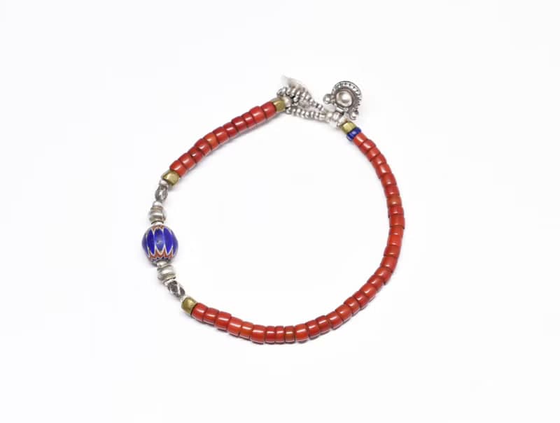 シェブロンビーズと、飴色ホワイトハーツ、oldチンシルバーとオリッサブラス、oldインドシルバーチャームのブレス