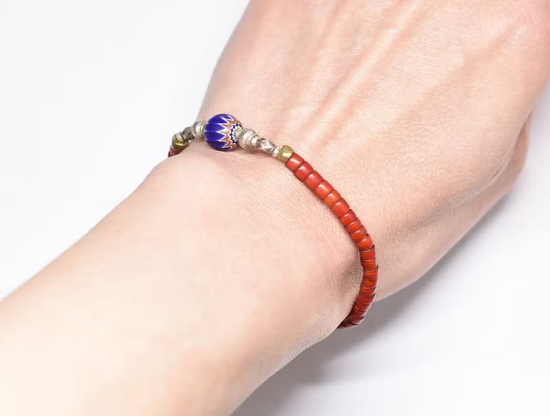 シェブロンビーズと、飴色ホワイトハーツ、oldチンシルバーとオリッサブラス、oldインドシルバーチャームのブレス