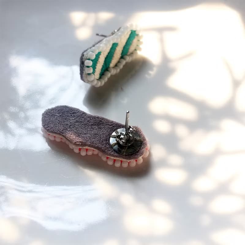迷你手工刺繡珠珠耳針一對