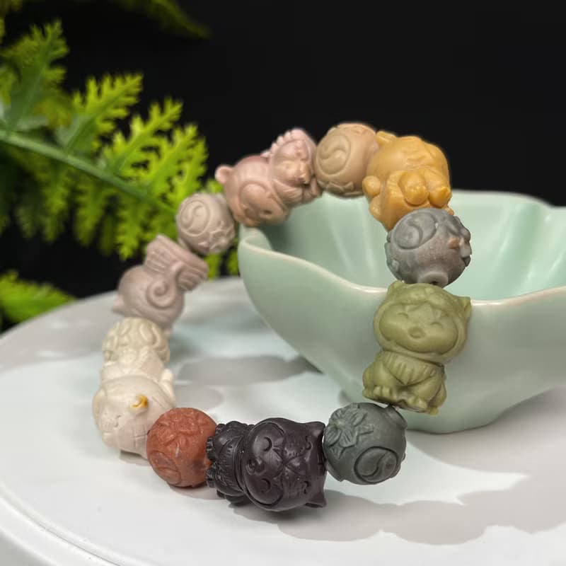多彩阿拉善瑪瑙啞光設計手釧 手工雕刻萌版老虎 搭配八卦花珠