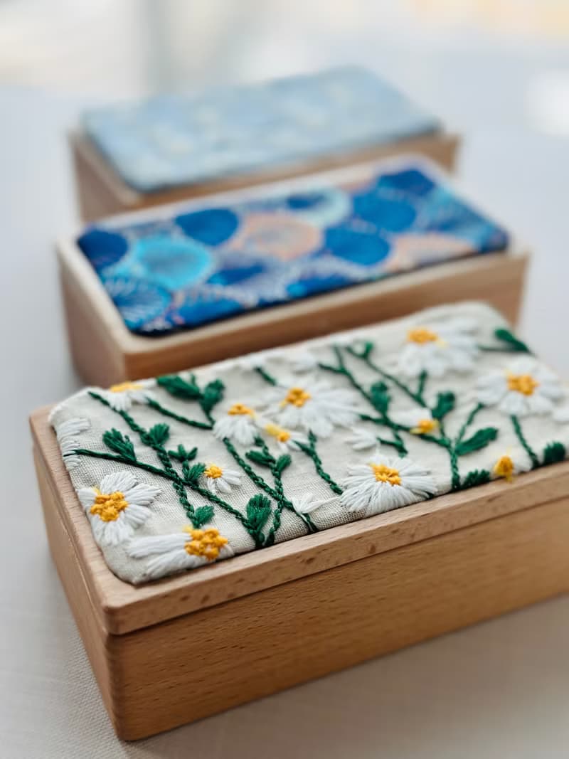小雛菊刺繡實木首飾盒