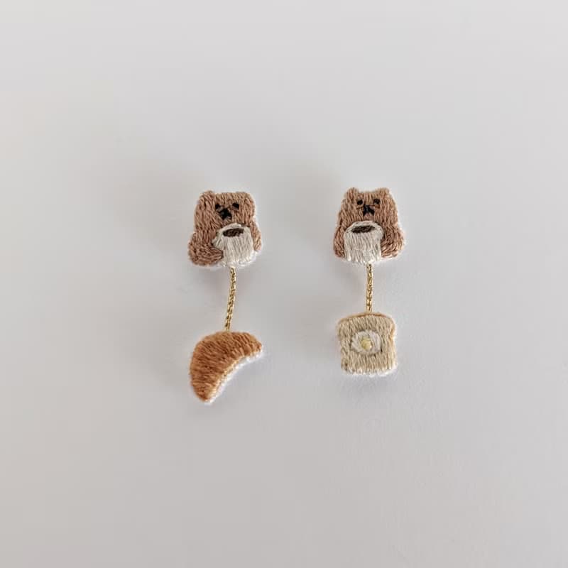 朝ごはんはパン派のくま　刺繍ピアス/イヤリング