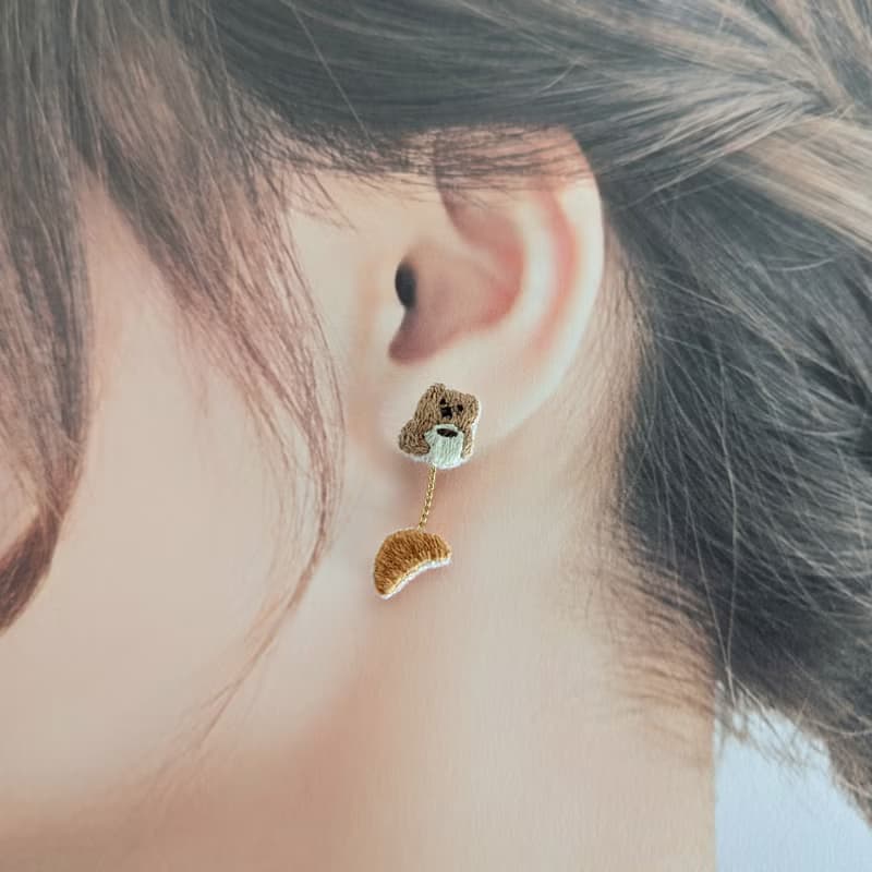 朝ごはんはパン派のくま　刺繍ピアス/イヤリング