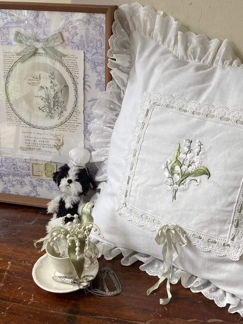 鈴蘭花卉 手工刺繡 抱枕