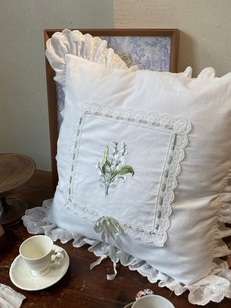 鈴蘭花卉 手工刺繡 抱枕