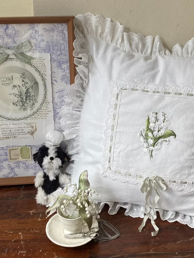 鈴蘭花卉 手工刺繡 抱枕