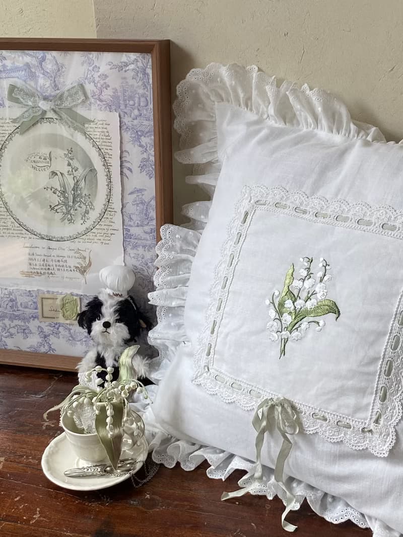 鈴蘭花卉 手工刺繡 抱枕