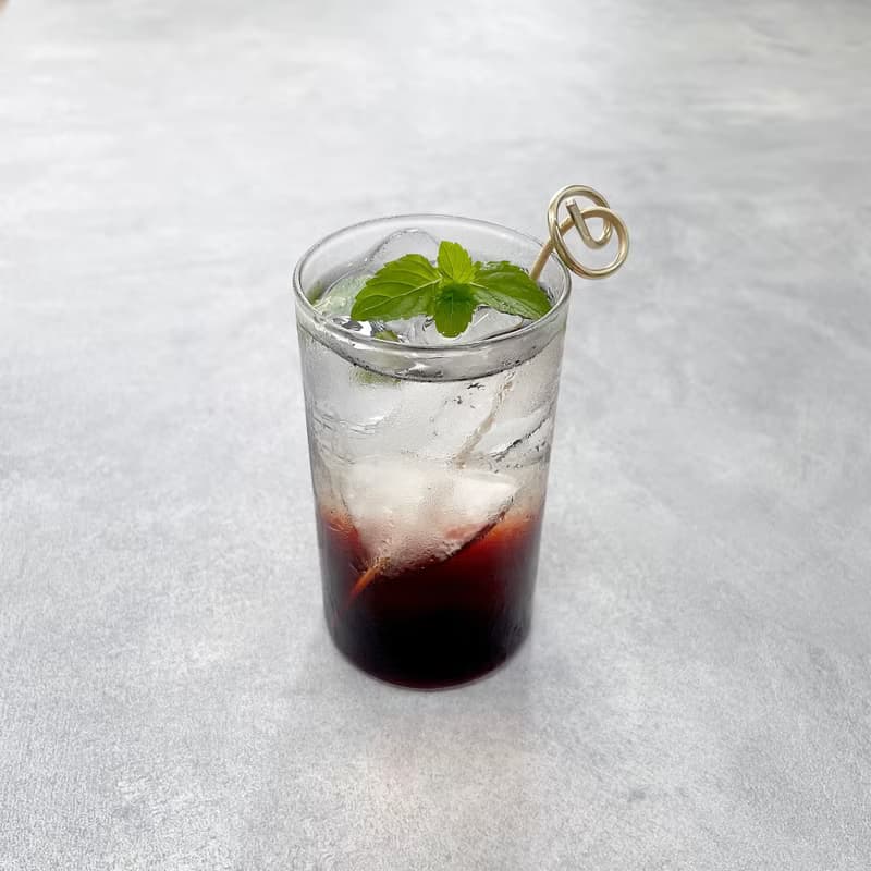 結　縁に掛けられる真鍮のマドラー