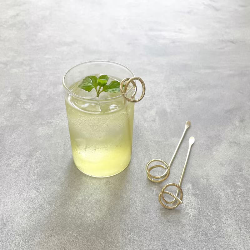 結　縁に掛けられる真鍮のマドラー