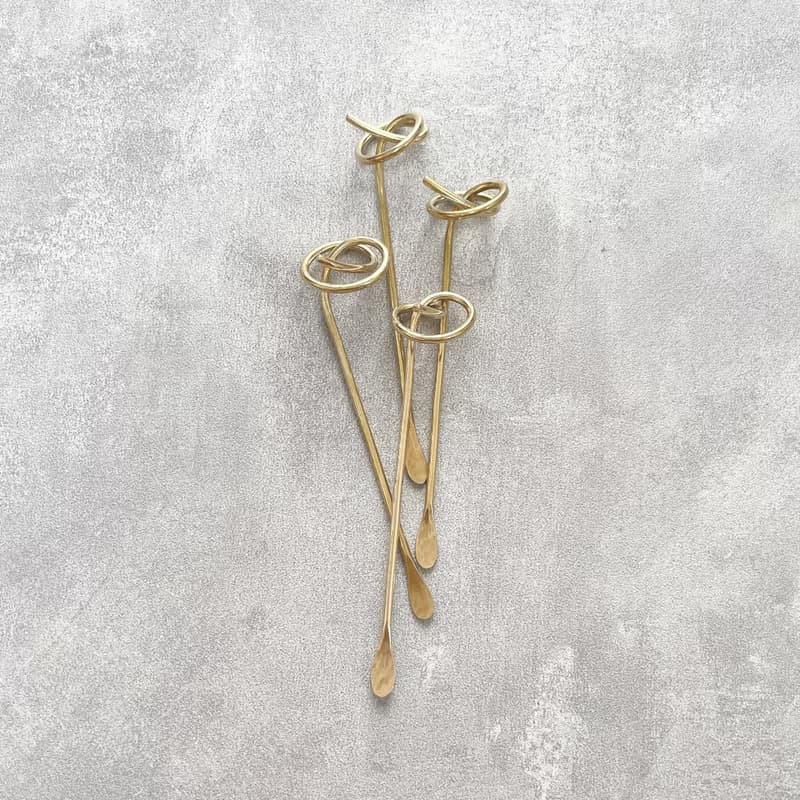 結　縁に掛けられる真鍮のマドラー