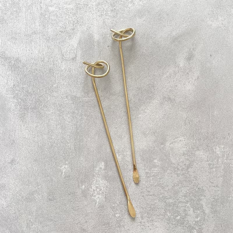 結　縁に掛けられる真鍮のマドラー