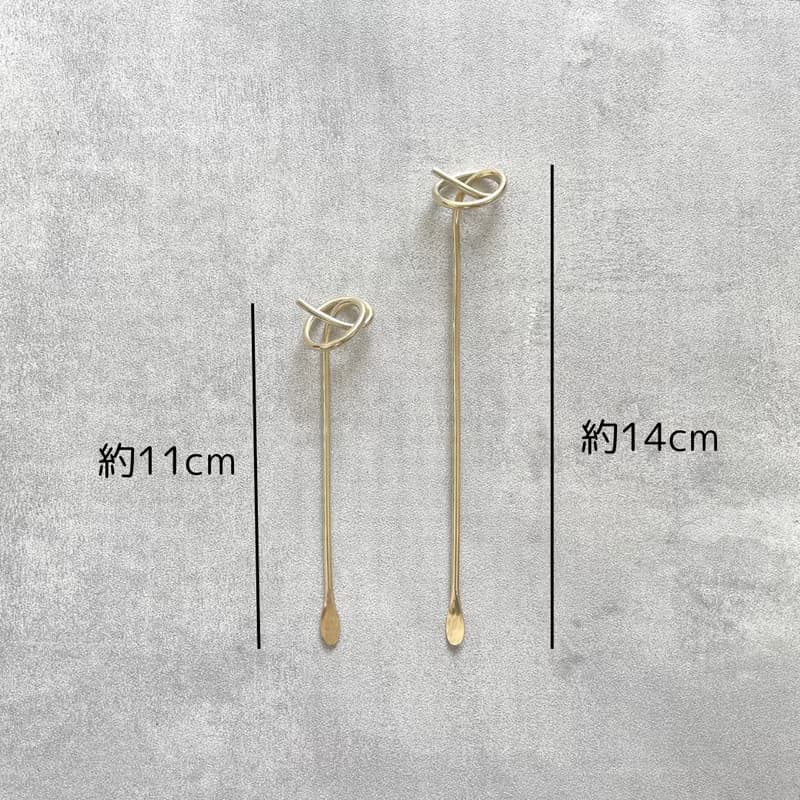結　縁に掛けられる真鍮のマドラー