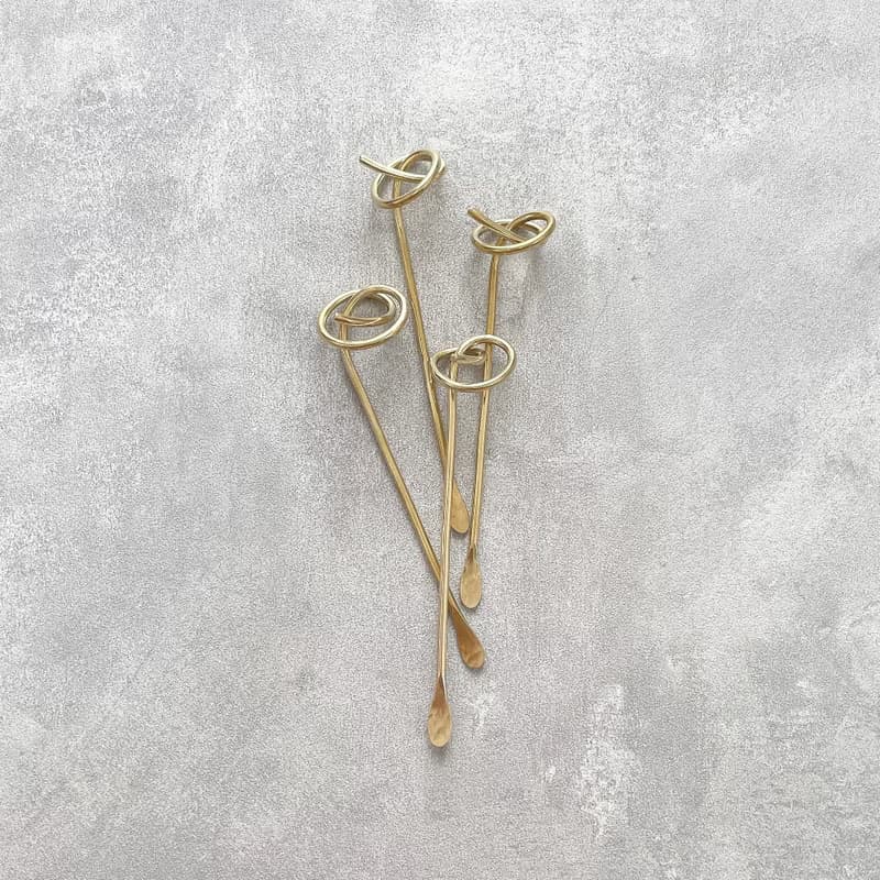 結　縁に掛けられる真鍮のマドラー