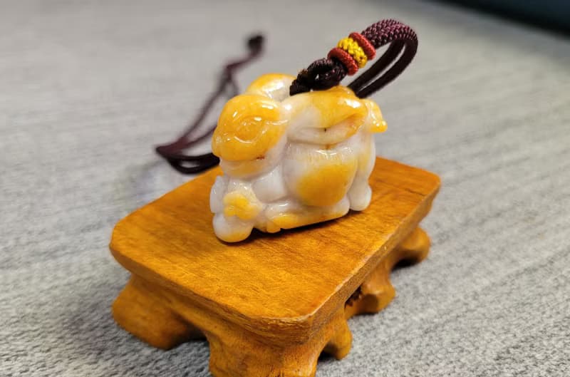 【親翠】天然翡翠 黃翡鴻運當頭硃砂紅兔王擺件兔 怪美的 附底座