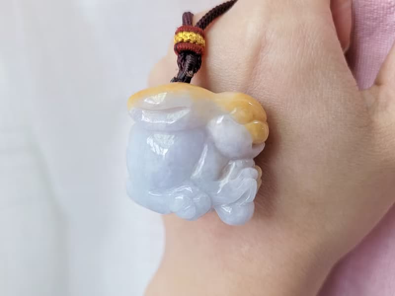 【親翠】天然翡翠 黃翡鴻運當頭硃砂紅兔王擺件兔 怪美的 附底座