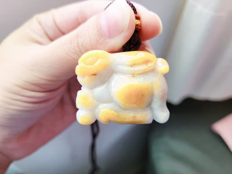 【親翠】天然翡翠 黃翡鴻運當頭硃砂紅兔王擺件兔 怪美的 附底座