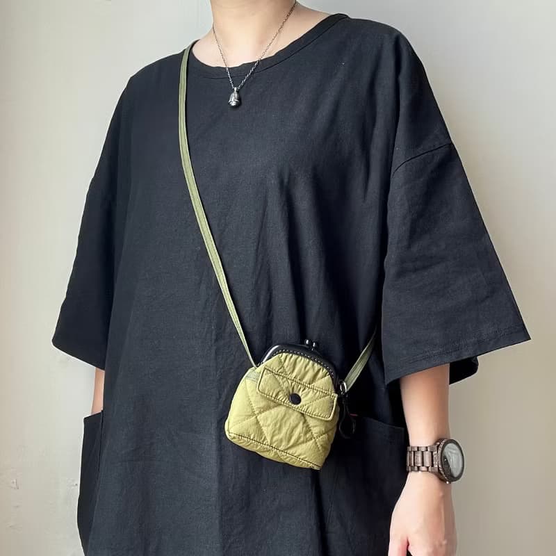 空氣感衍縫鋪棉塑膠口金迷你斜揹包/零錢包/軍綠/米白