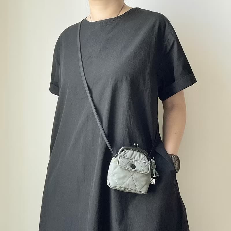 空氣感衍縫鋪棉塑膠口金迷你斜揹包/零錢包/軍綠/米白