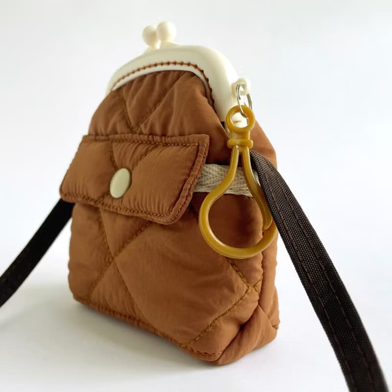 空氣感衍縫鋪棉塑膠口金迷你斜揹包/零錢包/軍綠/米白