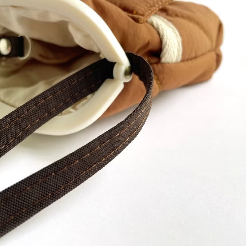 空氣感衍縫鋪棉塑膠口金迷你斜揹包/零錢包/軍綠/米白