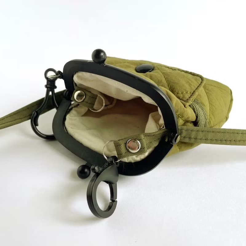 空氣感衍縫鋪棉塑膠口金迷你斜揹包/零錢包/軍綠/米白