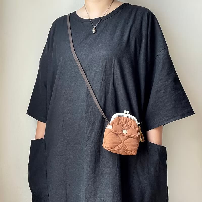 空氣感衍縫鋪棉塑膠口金迷你斜揹包/零錢包/軍綠/米白