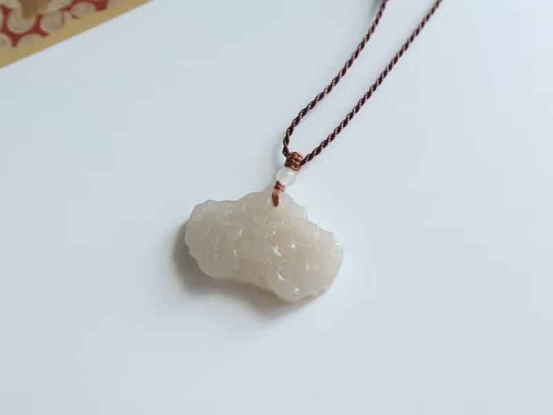 天然吉祥如意瑞獸和田玉項鏈吊墜如意獸頭冰底藕粉料闢邪保平安