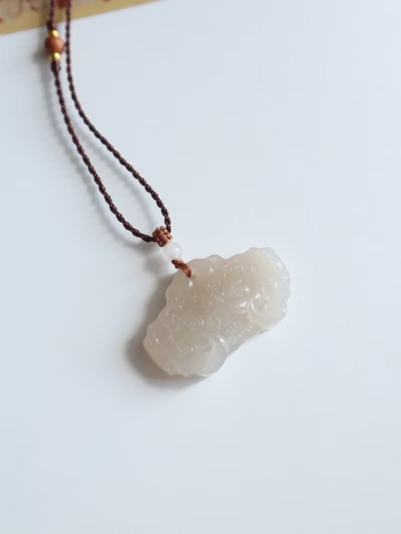 天然吉祥如意瑞獸和田玉項鏈吊墜如意獸頭冰底藕粉料闢邪保平安