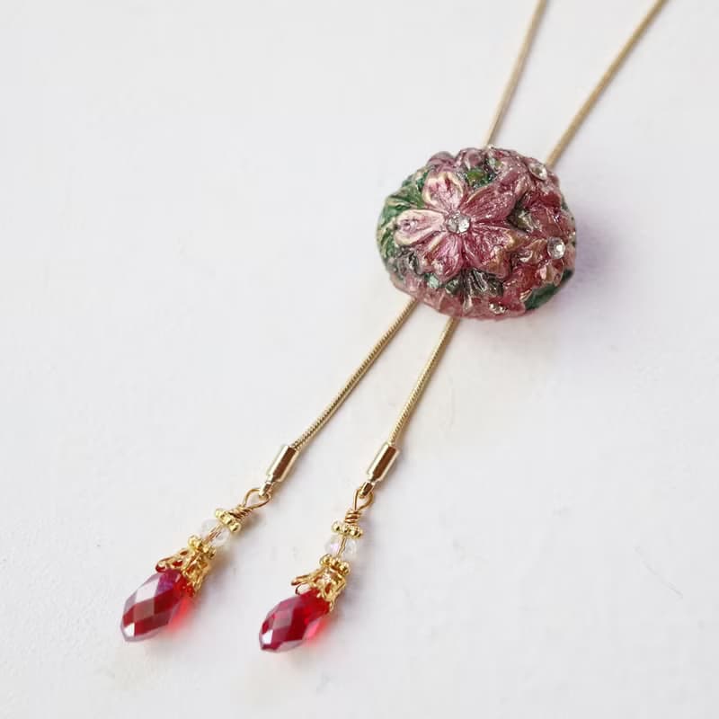 桜花のループタイ　ネックレス・ラリエット風　中紅色×赤色