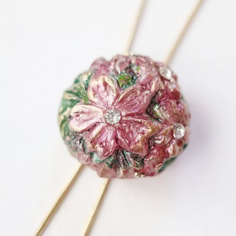 桜花のループタイ　ネックレス・ラリエット風　中紅色×赤色