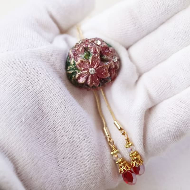 桜花のループタイ　ネックレス・ラリエット風　中紅色×赤色